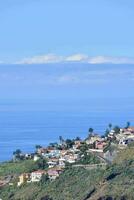 uma Visão do a oceano e casas em a encosta foto