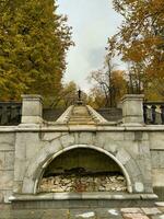 fonte cascata e escadas dentro neskuchny jardim dentro Moscou foto