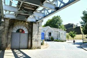 a Entrada debaixo a ponte diz Portugal foto