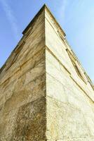 a topo do uma pedra torre com uma azul céu dentro a fundo foto
