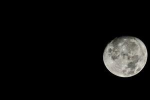 a lua é visto dentro a Sombrio céu foto