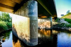 uma ponte sobre uma rio com uma concreto pilar foto