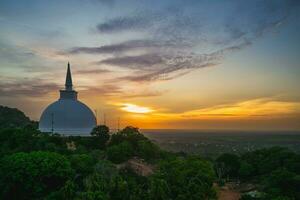 mihintale em a morro dentro anuradhapura, sri lanka às crepúsculo foto