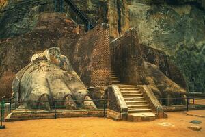 a leão pata do sigiriya, também conhecido como a leão pedra, localizado dentro sri lanka foto