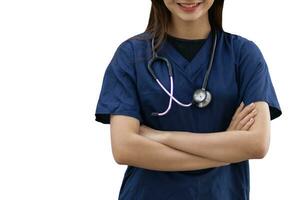 fêmea médico dentro Sombrio azul uniforme carrinhos com dela braços cruzado em borrado fundo do armário depois de examinando paciente dentro emergência sala. fêmea médico dentro uniforme e estetoscópio em borrão fundo foto