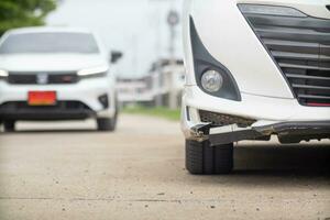 sedan teve a acidente e estragado frente Parachoque e proprietário do carro teve comprado carro acidente seguro e carro estava ainda debaixo seguro período. conceito do comprando carro acidente seguro foto