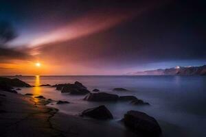 a Sol conjuntos sobre uma rochoso de praia e montanhas. gerado por IA foto