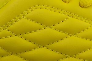 fragmento do uma amarelo tênis. a textura do a material do Esportes sapatos foto