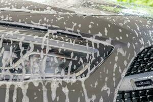 carro limpeza e lavando com espuma Sabonete foto