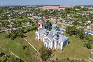 aéreo Visão sobre othodox Igreja dentro campo foto