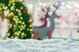 neve branca vazia com borrão de árvore de natal com bokeh de fundo claro foto