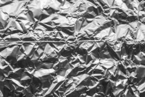 fundo de textura amassada de folha cinzenta prateada de metal brilhante foto
