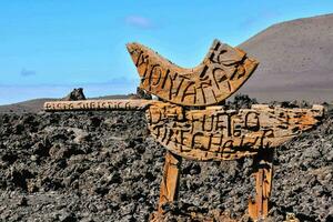 uma de madeira placa com escrevendo em isto dentro a meio do uma deserto foto