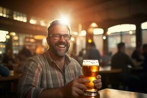 feliz homem segurando uma Cerveja em a Barra contador bokeh estilo fundo com generativo ai foto