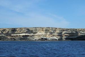 paisagem marinha com vista para o costão rochoso. foto