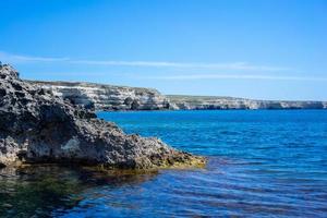 a costa íngreme e íngreme do cabo Tarkhankut foto