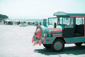 vintage turista carro para pessoas para passeio ao longo a de praia passeio dentro esmeralda tonificação. foto
