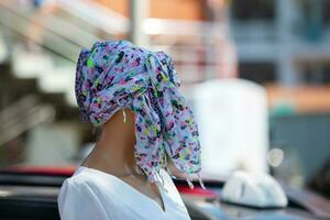 uma colorida xaile turbante em a manequim cabeça. foto