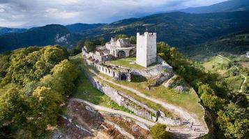 ruínas no topo de uma montanha em novos athos, abcásia foto