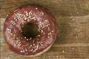 criativo doce Comida. rosquinha do bege suave cor em uma de madeira fundo. foto