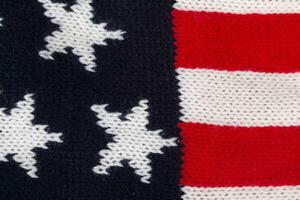 americano bandeira fez do tricotado tecido. foto