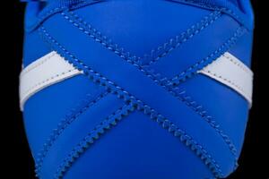 fragmento do Preto e azul tecido tênis. a textura do a material do Esportes sapatos foto