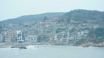 a velho pescaria Vila Visão com a tradicional arquiteturas em a sul do a China ao longo a oceano costa foto