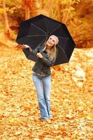 lindo fêmea debaixo guarda-chuva foto