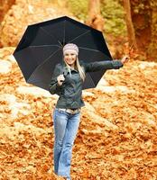 bonita mulher debaixo guarda-chuva foto