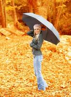 adorável mulher debaixo guarda-chuva foto