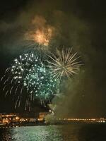 colorida fogos de artifício dentro a noite céu em a Beira-Mar do alicante Espanha foto