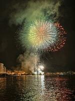 colorida fogos de artifício dentro a noite céu em a Beira-Mar do alicante Espanha foto