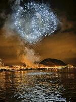 colorida fogos de artifício dentro a noite céu em a Beira-Mar do alicante Espanha foto