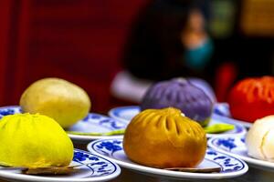 escuro Sol dimsun colorida dumplings dentro rua Comida Panela dentro México. foto