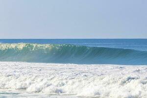 surfista surfando na prancha em ondas altas em puerto escondido méxico. foto