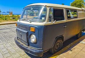 porto escondido Oaxaca México 2023 velho vintage clássico microônibus vans transportadores veículos carros dentro México. foto