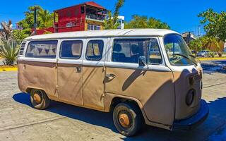 porto escondido Oaxaca México 2023 velho vintage clássico microônibus vans transportadores veículos carros dentro México. foto