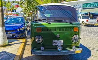 porto escondido Oaxaca México 2023 velho vintage clássico microônibus vans transportadores veículos carros dentro México. foto