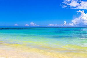 praia tropical do caribe água turquesa clara playa del carmen méxico. foto