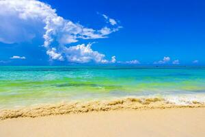 praia tropical do caribe água turquesa clara playa del carmen méxico. foto