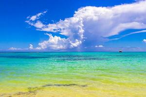 praia tropical do caribe água turquesa clara playa del carmen méxico. foto