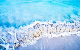 ondas na praia tropical mar do caribe água turquesa clara méxico. foto