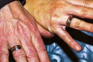 casal mãos homem e mulher com Casamento argolas dentro Alemanha. foto