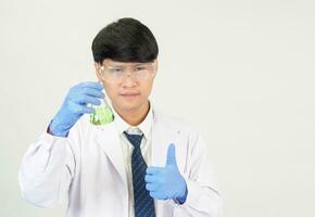 retrato ásia homem aluna cientista ou médico Veja mão segurando reagente mistura laboratório dentro Ciência pesquisa laboratório com teste tubos do vários Tamanho dentro laboratório química laboratório branco fundo foto