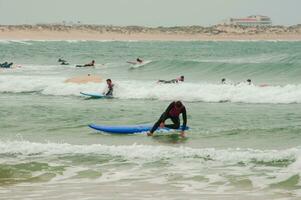 surfar escolas dentro baleal ilha, Portugal foto