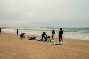 surfar escolas dentro baleal ilha, Portugal foto