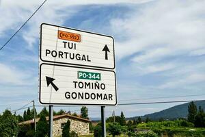 uma estrada placa apontando para a direção do Tomino Gondomar foto