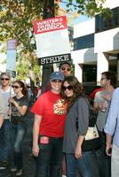 mila kunis amigo tela atores guilda Apoio, suporte a escritoras guilda do América greve lado de fora nbcuniversal estúdios muitos lankershim blvd los angeles ca novembro 13 2007 2007 foto