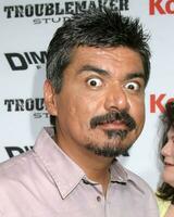 George lopez chega às a Tubarão Garoto e lava menina pré estreia el capitão teatro los angeles ca Junho 4 2005 foto