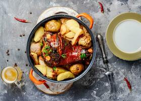 carne de porco junta com frito Chucrute foto